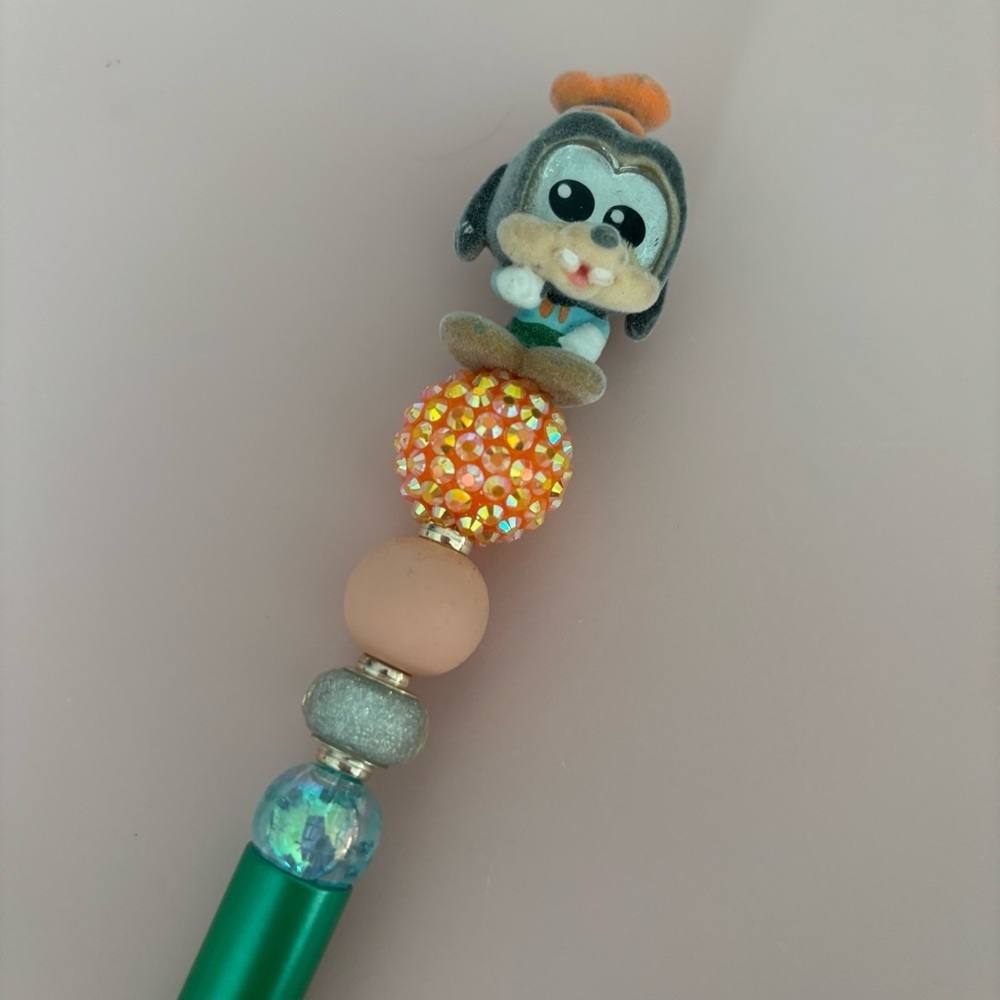Disney Doorables: Mickey & Friends: Goofy flocked handmade beaded pen